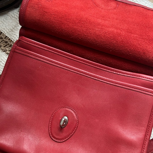 Vintage Coach Red Willis Bag in the 9927 - Picture 13 of 14